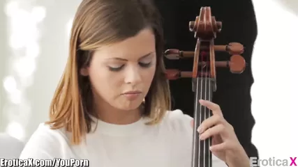 Преподаватель ебет в пизду свою молодую студентку виолончелистку