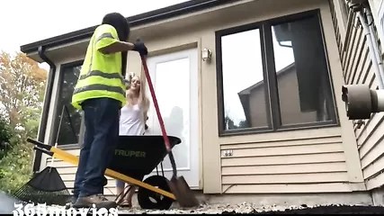 Возбужденный чернокожий строитель ставит раком горячую жену хозяина и ебет в пизду прямо во дворе