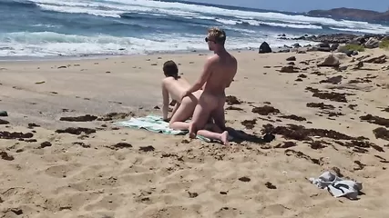 Нагая пара занимается сексом на пляже